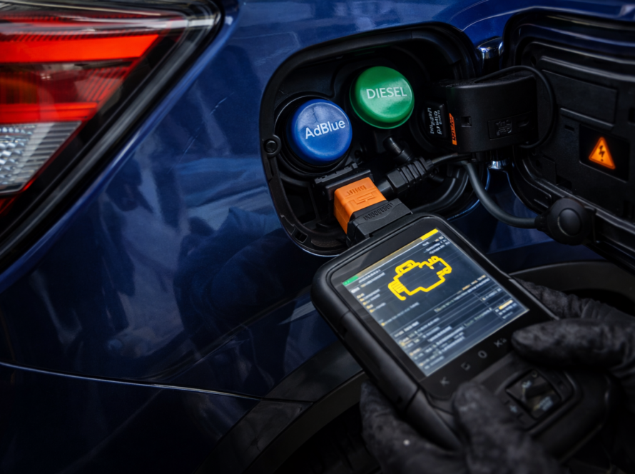 AdBlue storing diagnose auto met OBD uitleesapparaat en emissiesysteem controle