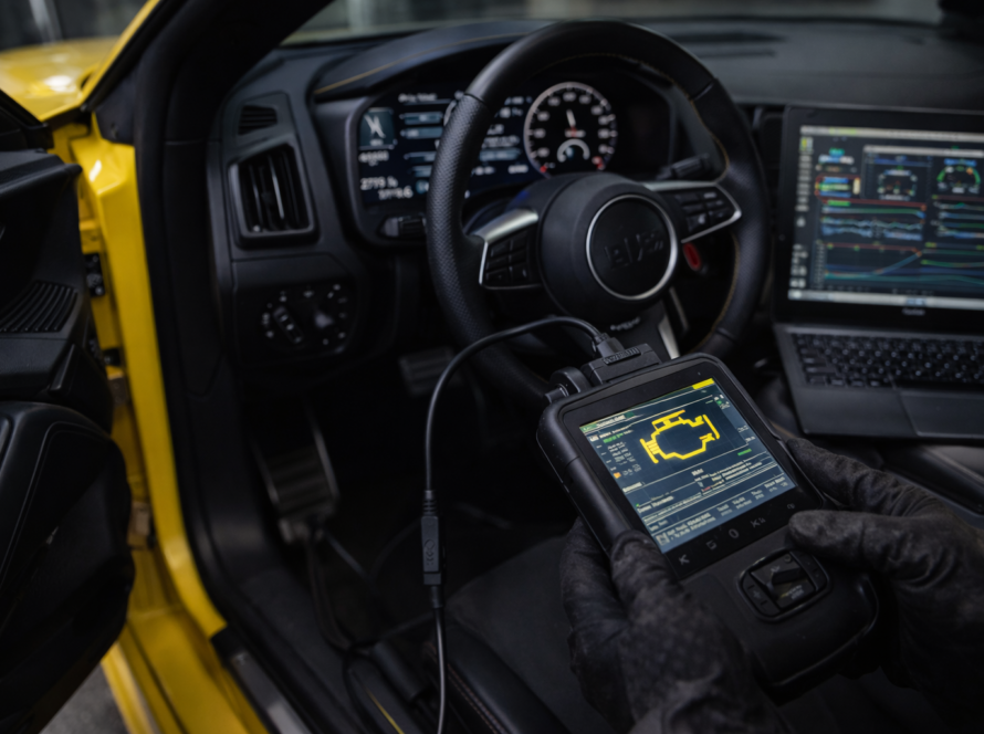Auto diagnose met uitleesapparaat en laptop voor foutcodes en maatwerk software optimalisatie